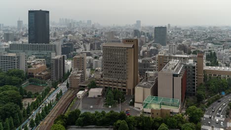 muy por encima de lapso de tiempo del horizonte de tokio con rascacielos en la distancia y el tráfico - empujar tiro