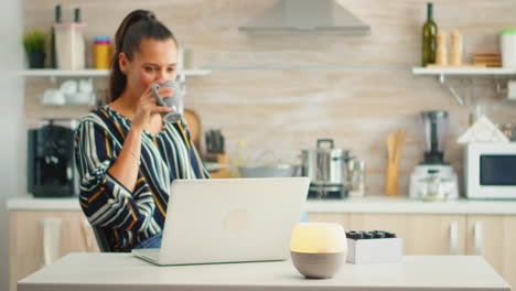 Working-with-essential-oils-diffuser