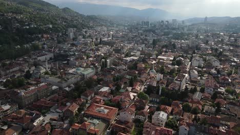 Vista-Aérea-De-La-Ciudad-De-Sarajevo,-La-Capital-De-Bosnia,-Con-Techos-De-Tejas,-Edificios-Históricos-Y-Calles.