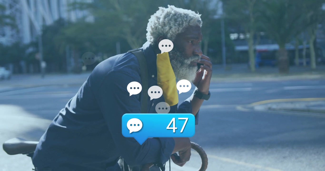 Mann med sykkel som svarer på anrop mens han overvåker at antall innkommende bobler øker innen kommunikasjonsteknologi.
