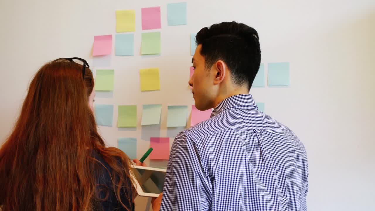 ejecutivos de negocios discutiendo sobre notas adhesivas