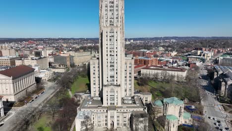 inclinación aérea hacia arriba revelan la catedral del aprendizaje de la universidad de pittsburgh