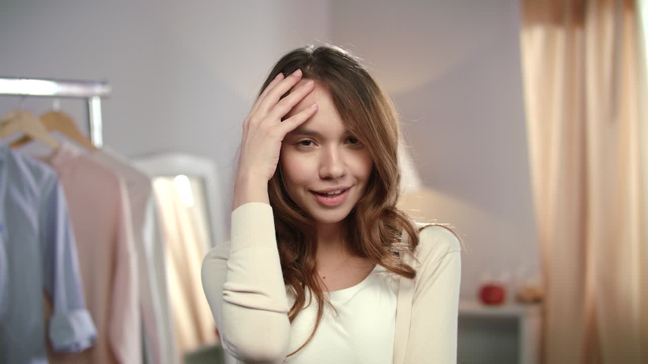 집 의 옷장 에 있는 젊은 여자 의 초상화. 젊은 여자 가 거울 앞 에서 농담 하고 있다