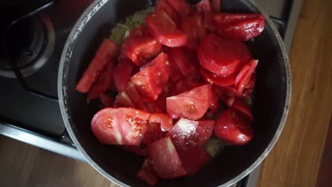 cocinar salsa de tomate en una cocina