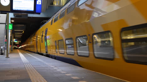 Der-Zug-Kam-Am-Bahnhof-Rotterdam-Blaak-In-Rotterdam,-Niederlande,-An