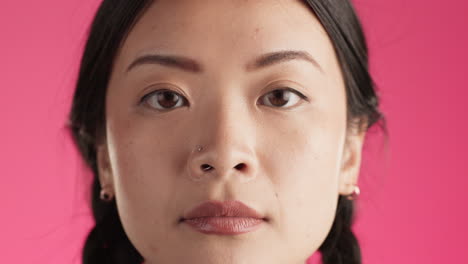 Mujer-Asiática,-Cara-O-Seria-En-Estudio-Aislado