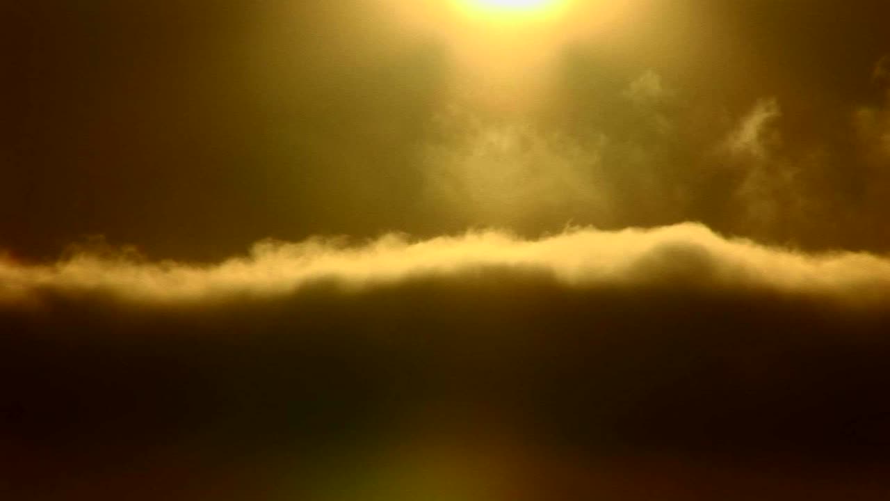 lapso de tiempo del sol detrás de las nubes doradas