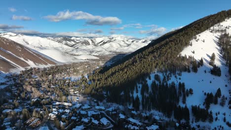 Exuberantes-Montañas-Forestales-Durante-El-Invierno-En-La-Ciudad-De-Estación-De-Esquí-De-Sun-Valley-En-El-Centro-De-Idaho