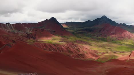 Schwenk-über-Red-Valley,-Eine-Neue-Touristenattraktion-In-Cusco,-Per?