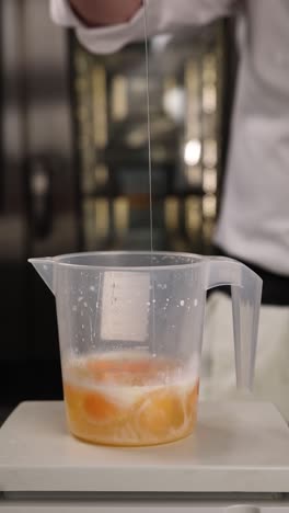 preparación de huevos para hornear o cocinar