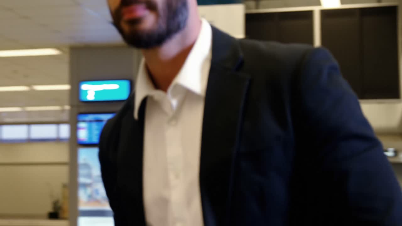 Empresario recogiendo su equipaje de la cinta de equipaje