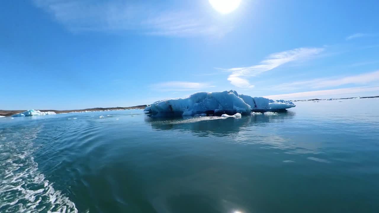 아이슬란드의 놀라운 자연의 아름다움을 포착하기 위해 jökulsárlón 빙하 호수, 은 푸른 하늘에서 밝은 빛 아래 떠다니는 빙하의 호수를 특징으로합니다.