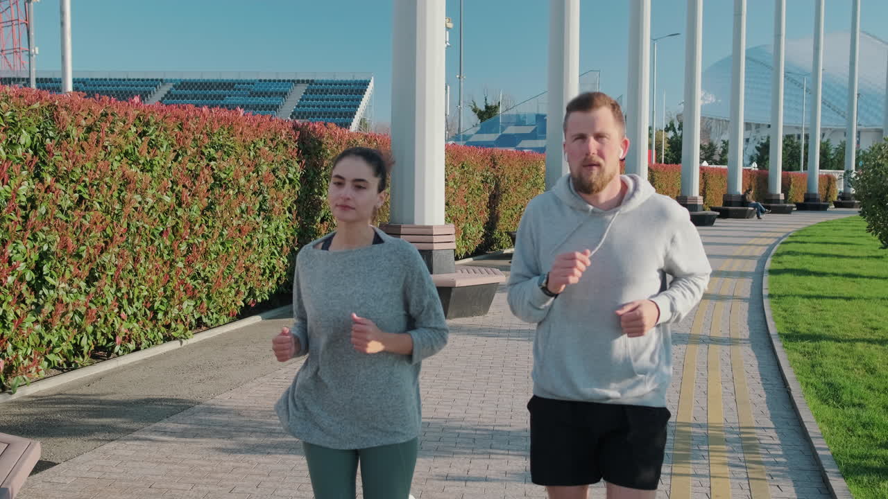 una pareja corriendo en un parque.