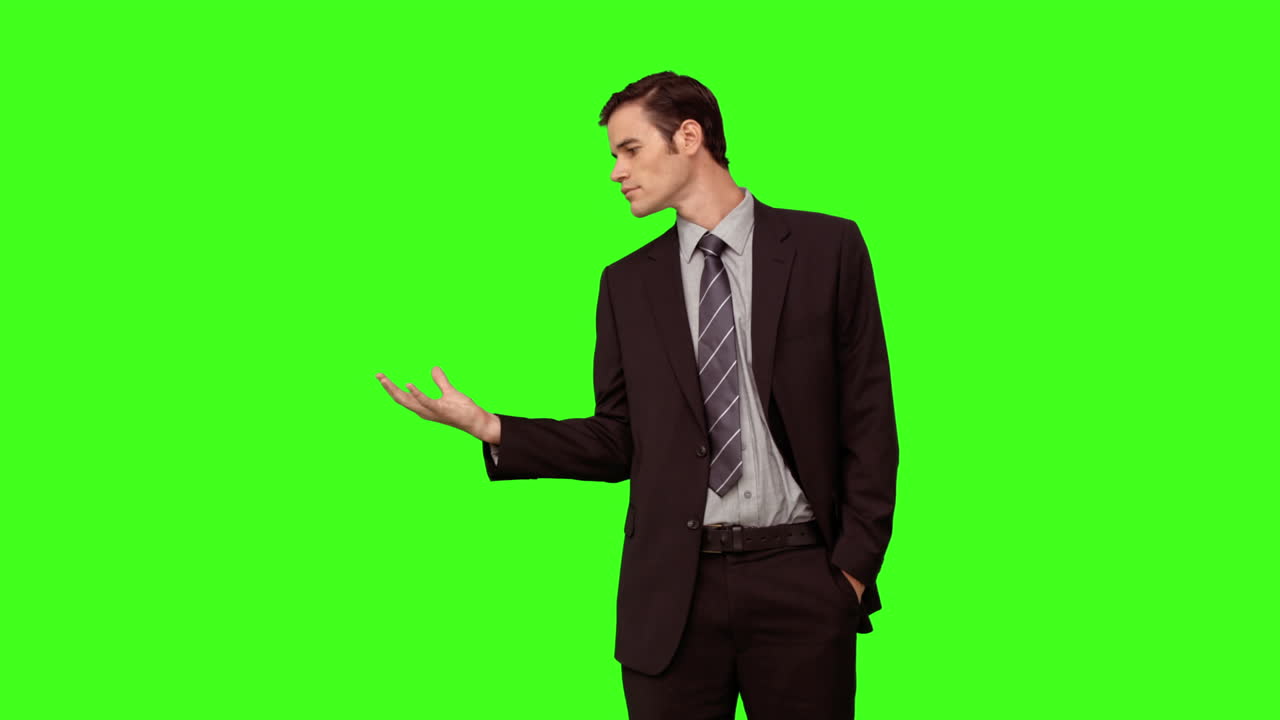 hombre de negocios presentando con su mano