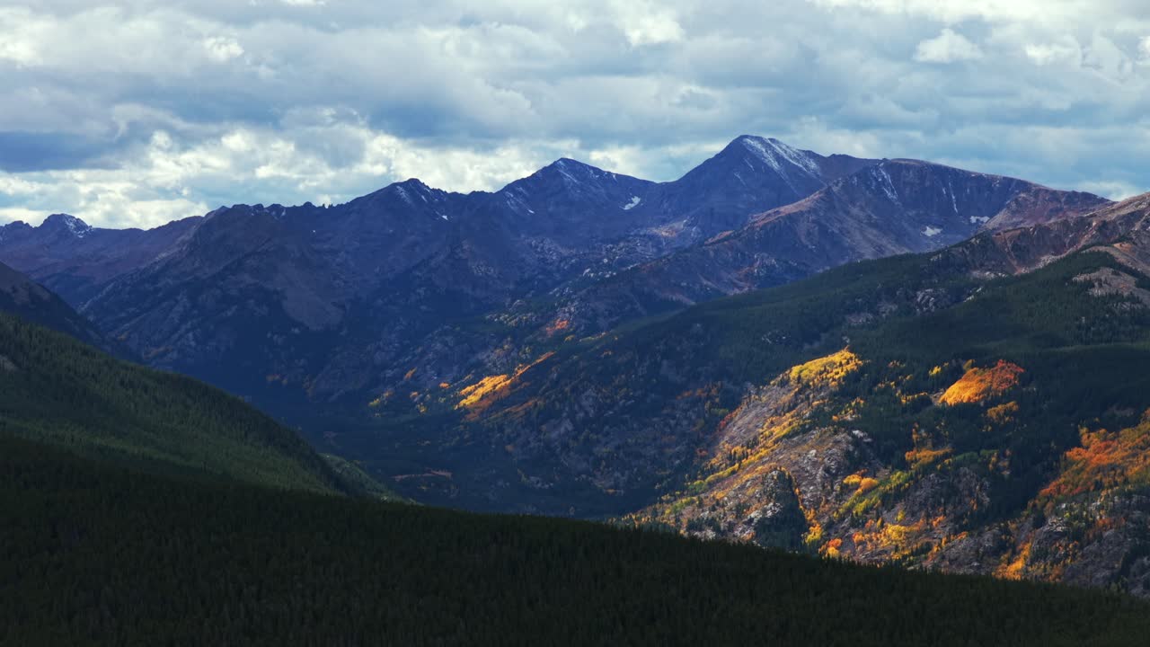 Puncak di sekitar Mount of the Holy Cross Wilderness Leadville Minturn Red Cliff Vail drone udara Musim Gugur Musim Gugur Cross Creek pagi yang berawan Pegunungan Rocky Colorado pepohonan Aspen berwarna-warni geser maju ke atas