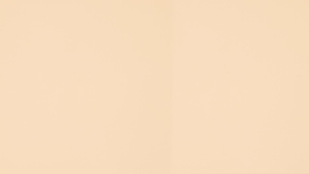 el conjunto de manicura aparece sobre un fondo beige.