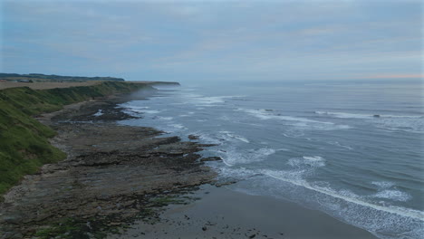 Estableciendo-Una-Toma-Aérea-Con-Drones-De-Cleveland-Way-En-Una-Mañana-Brumosa-En-Scarborough