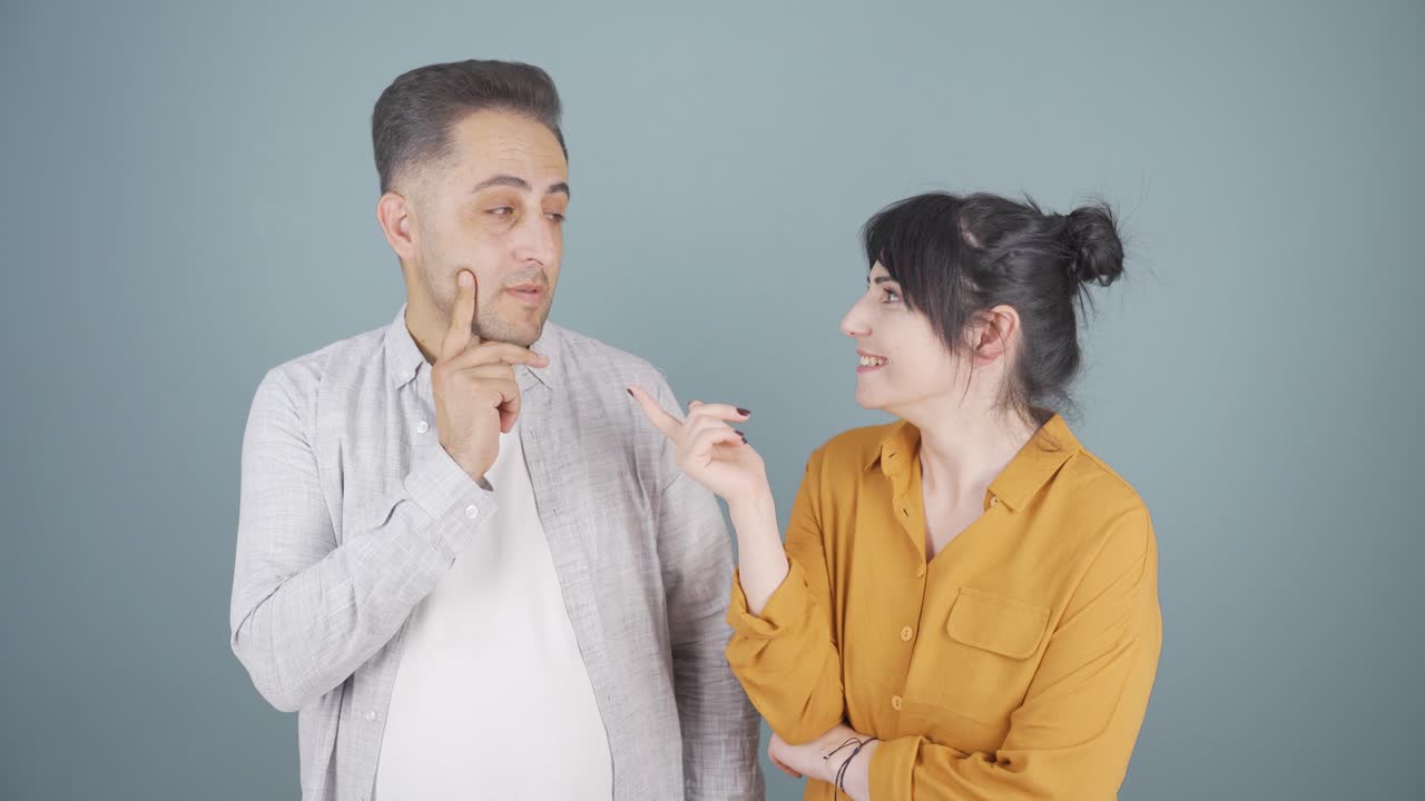 사려 깊은 커플이 멋진 아이디어를 떠올립니다.