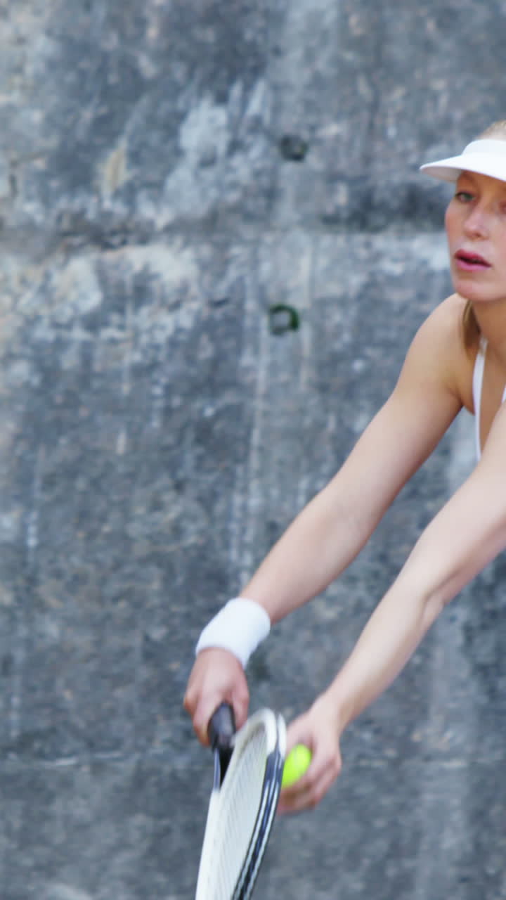 deportista activa jugando al tenis