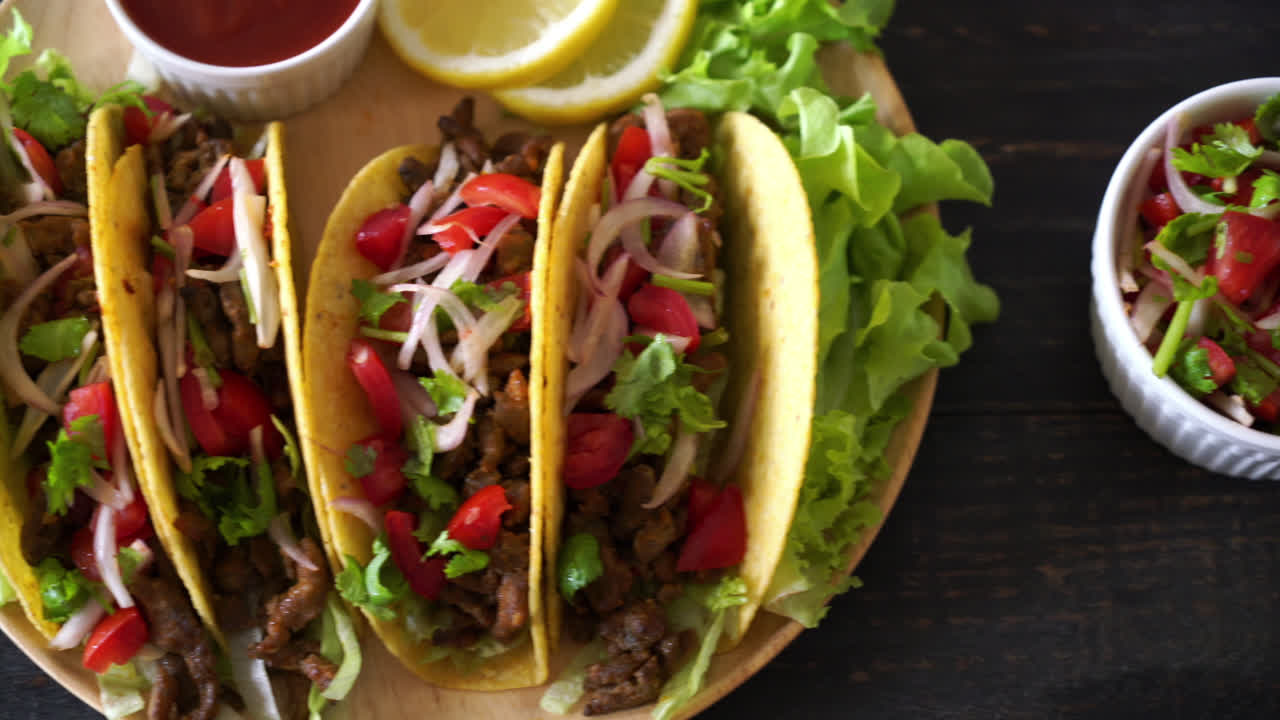 tacos con carne y verduras - estilo de comida mexicana