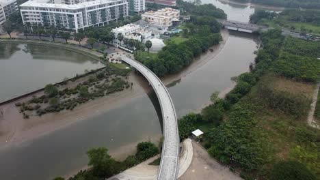 Amplia-Vista-Aérea-Sobre-El-Puente-Peatonal-Distrito-7-De-La-Ciudad-De-Ho-Chi-Minh,-Vietnam