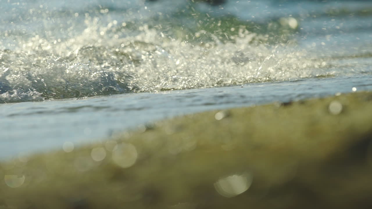 바다의 파도가 해안에 부히고