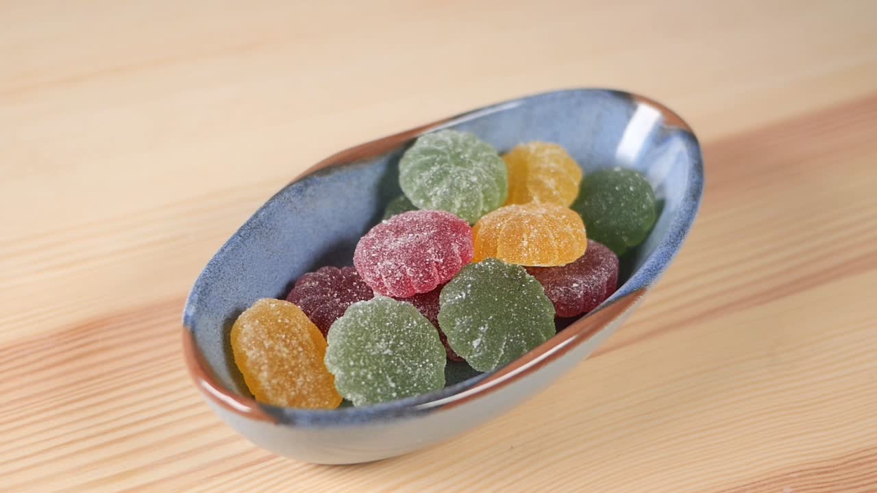 dulces de colores en un cuenco