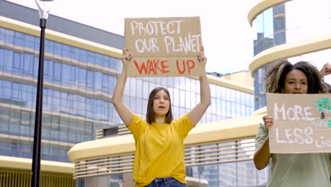 jóvenes y niñas protestando con tablas