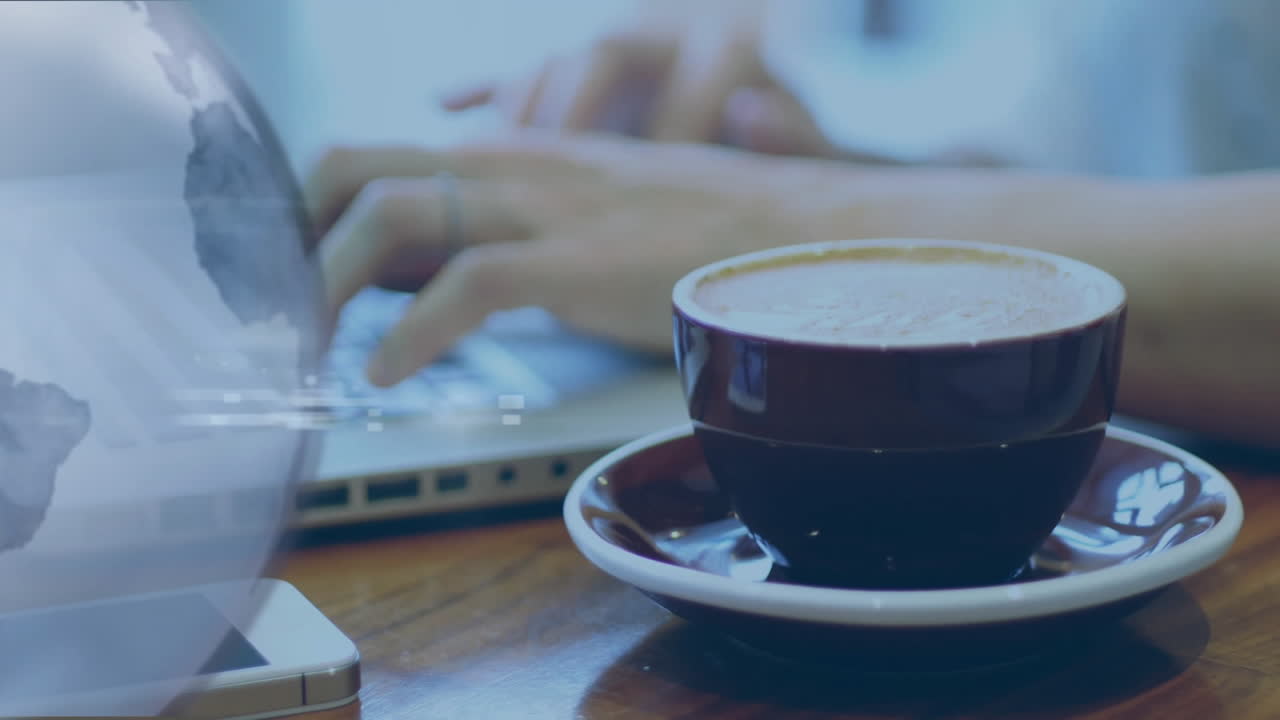 테이블 위에 커피 컵과 함께 노트북에서 타이핑, 장면 위에 지구 애니메이션