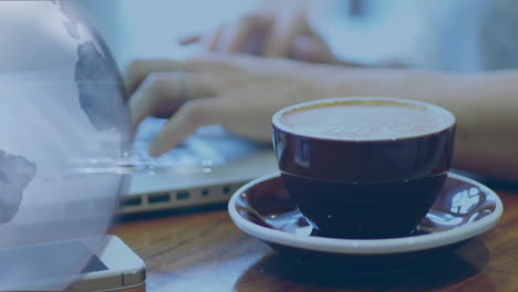 escribiendo en una computadora portátil con una taza de café en la mesa, animación del globo sobre la escena