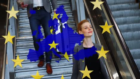 Digitales-Zusammengesetztes-Video-Von-EU-Flagge-Und-Karte,-Die-Sich-Im-Hintergrund-Gegen-Menschen-Bewegen,-Die-Eine-Rolltreppe-Benutzen