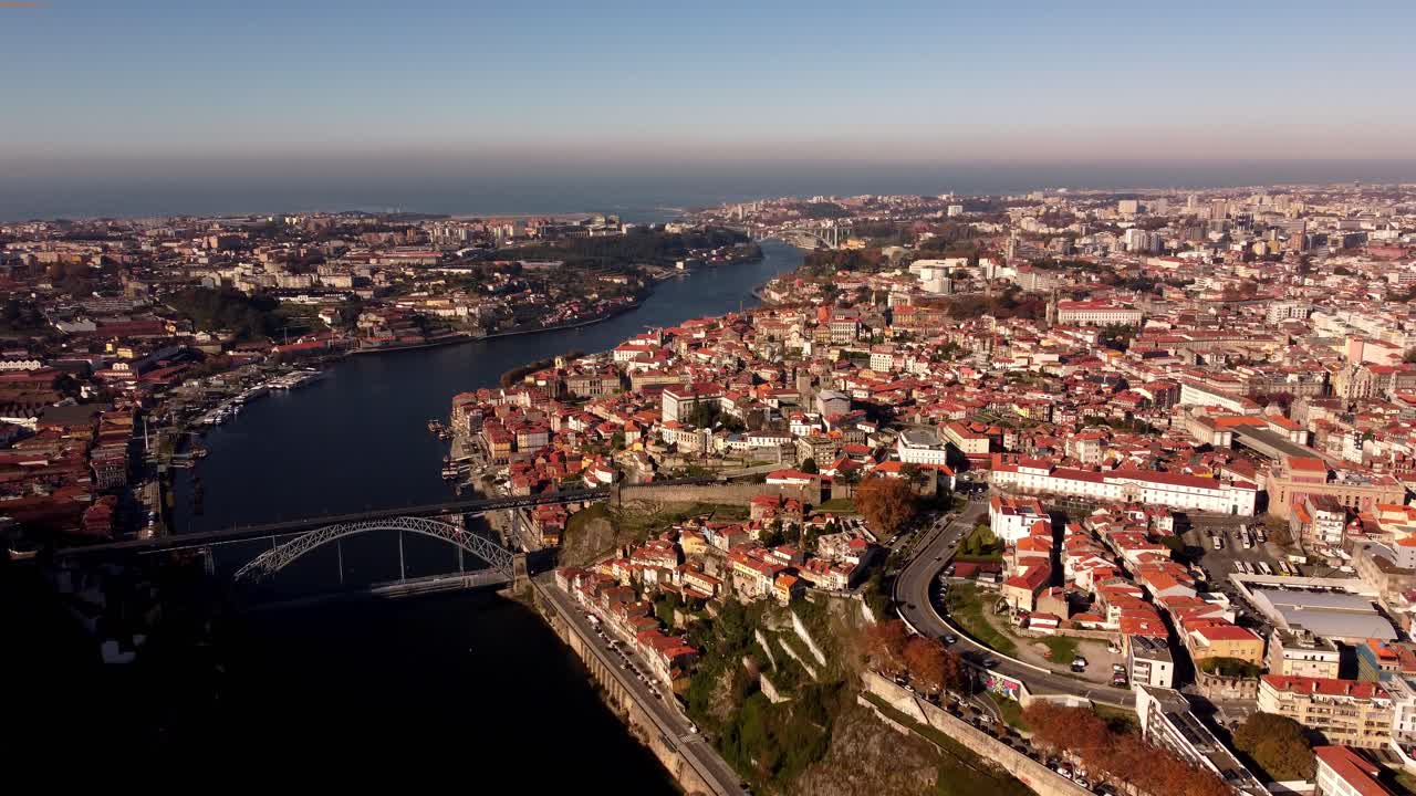 도우로 강을 건너는 다리가 있는 도시 풍경의 포르투갈 서사시 드론 영상의 포르투 수도의 공중 전망