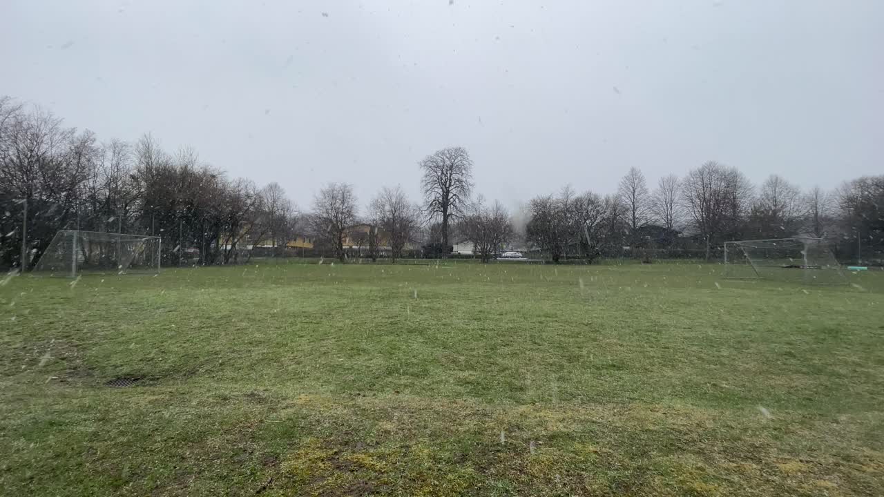 축구장 밖에 눈이 내린다