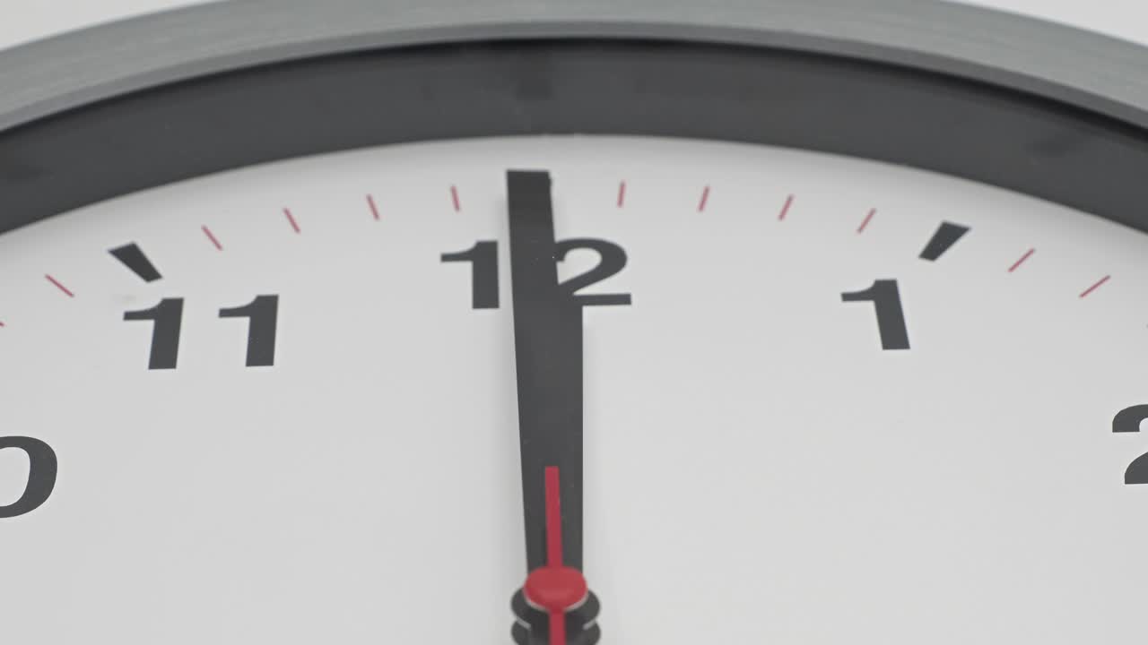 el reloj gris de lapso de tiempo con flechas negras muestra el movimiento la velocidad del tiempo de 11.00 a 12.00, cómo el tiempo vuela concepto.