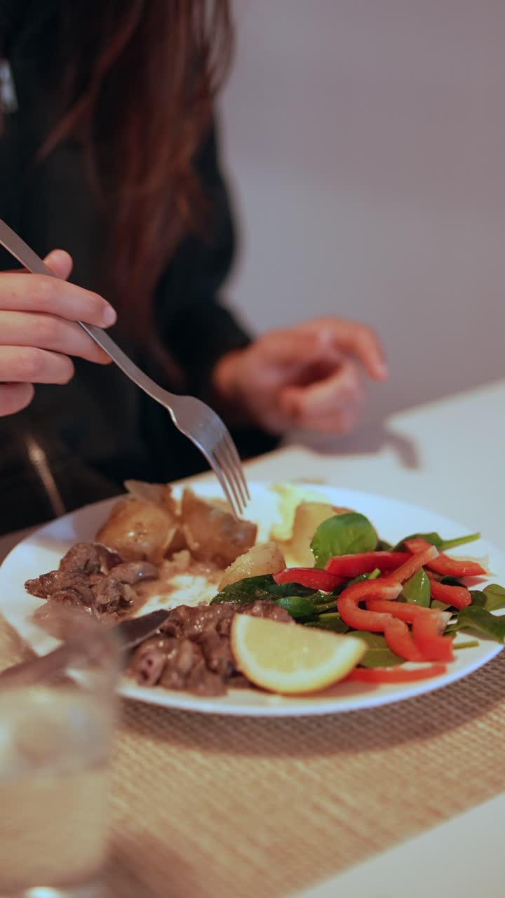 mujer comiendo una comida