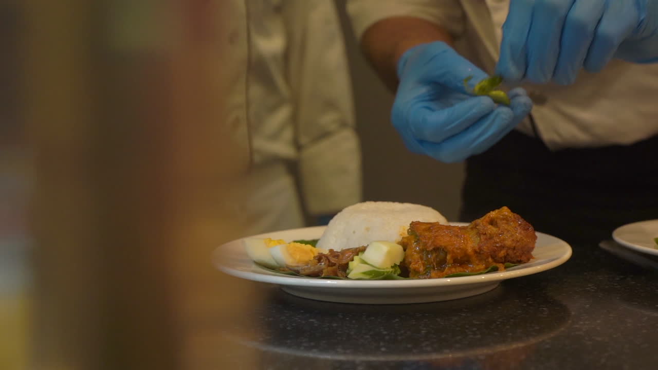 intestino de plato de arroz en huevos de hoja de plátano y plato de curry guarnición de comida del sur de la india
