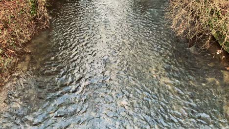Fluss-Fließt-Langsam-Von-Oben