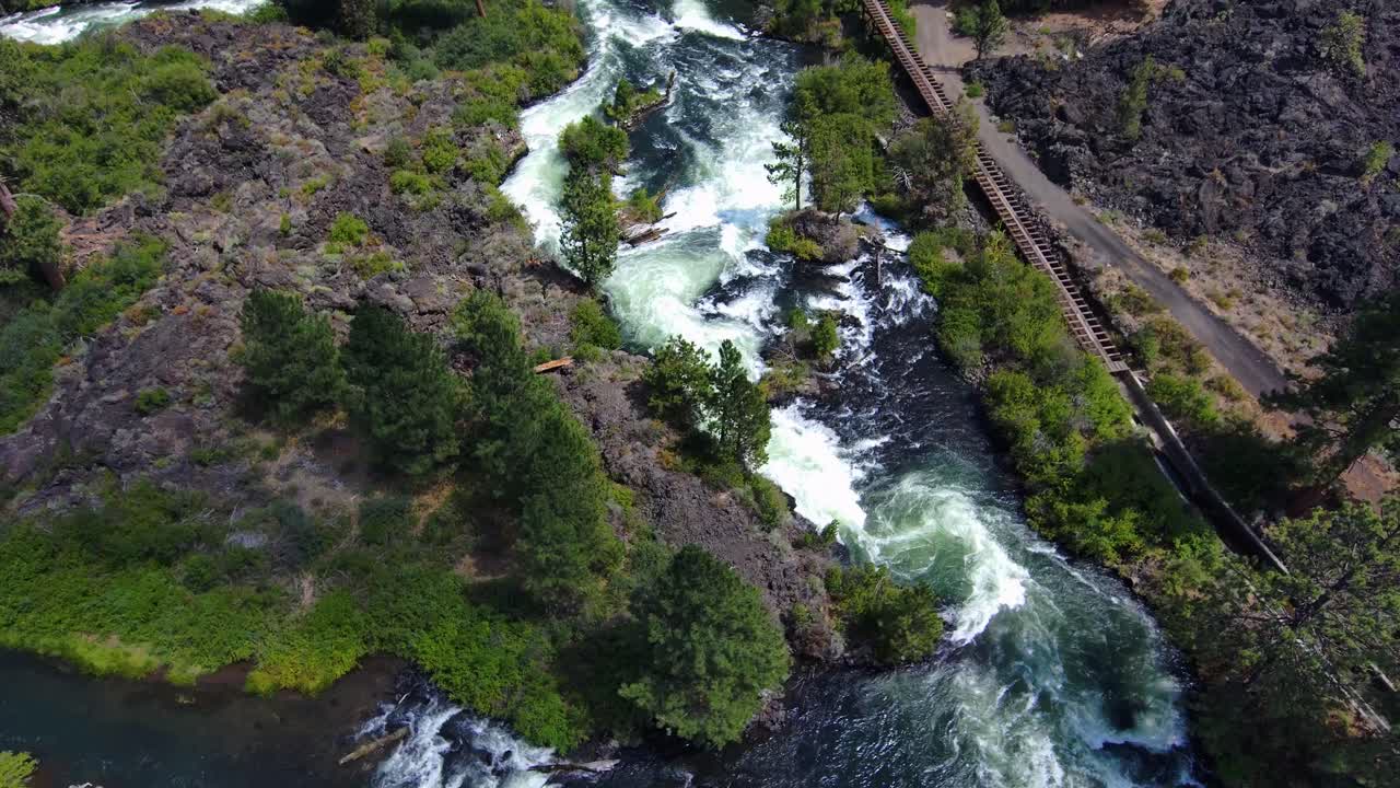rápidos de río de aguas bravas aéreas en las montañas del bosque 4k cámara lenta
