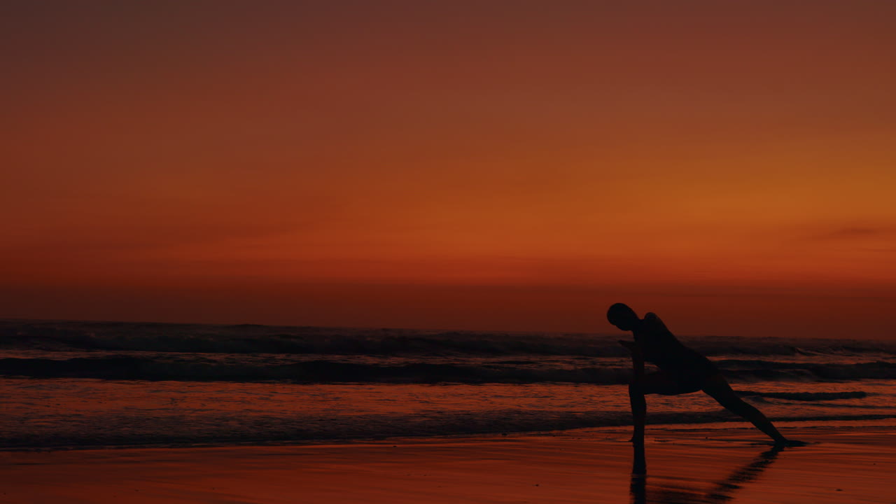 해가 지는 해변에서 요가