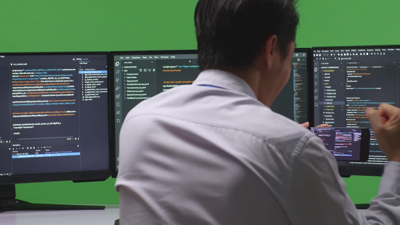 programador trabajando en código