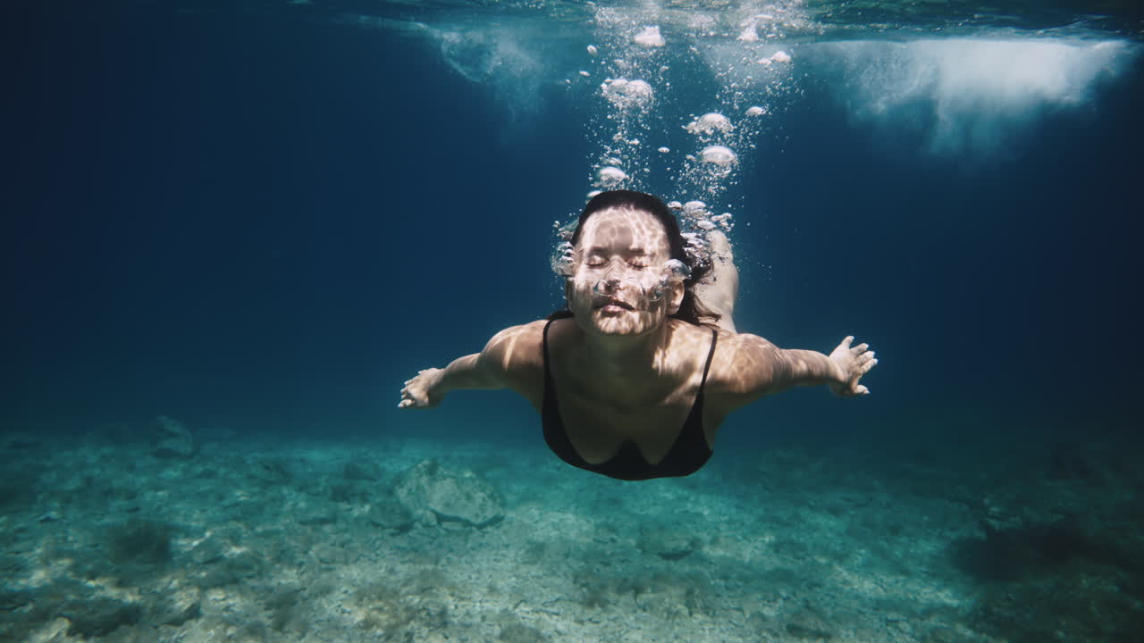 물 에서 다이빙 하는 여자