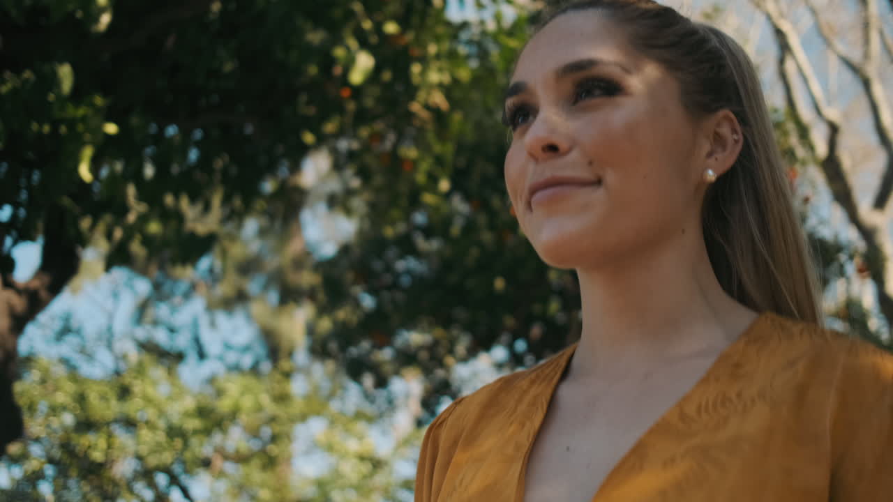 una joven elegante caminando al aire libre.