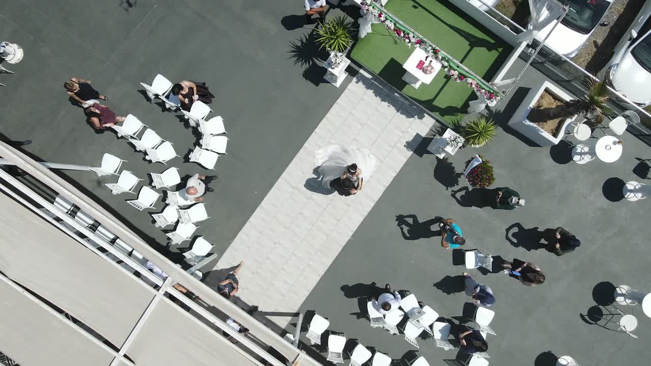 pareja casada bailando a vista de pájaro