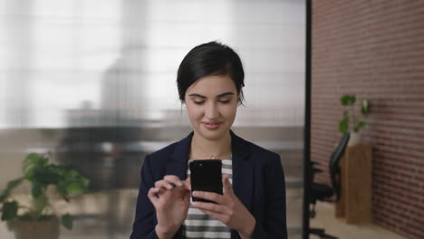 Retrato-De-Una-Hermosa-Joven-Mujer-De-Negocios-Que-Usa-Tecnología-Móvil-Para-Teléfonos-Inteligentes-Y-Envía-Mensajes-De-Texto-Navegando-En-El-Espacio-De-Trabajo-De-La-Oficina