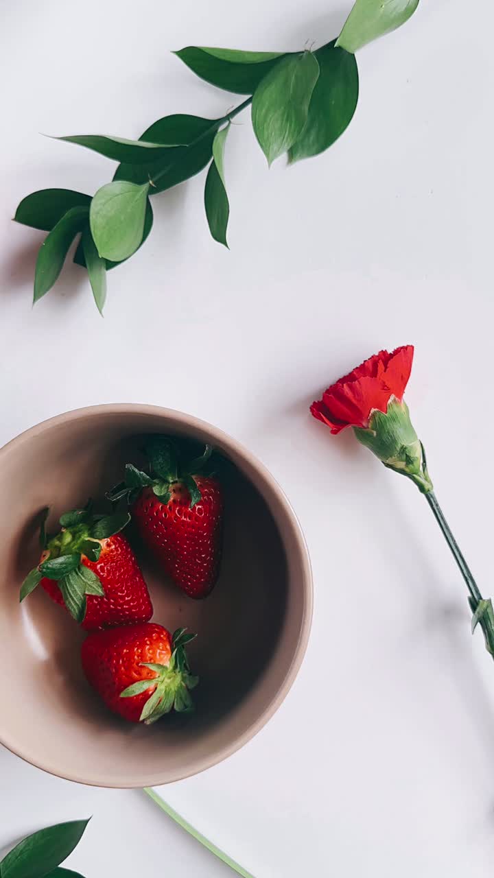 fresas, claveles y hojas