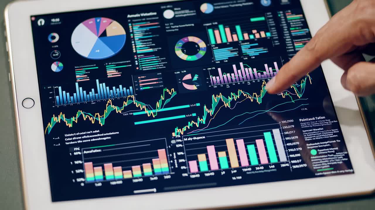 Nærbilde av hånd med digitale data på nettbrett
