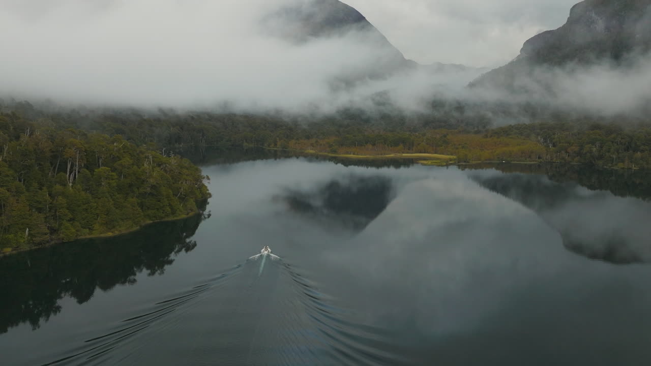 Enastående drönarbild över en liten båt som färdas på floden Rio Manso i Argentina.