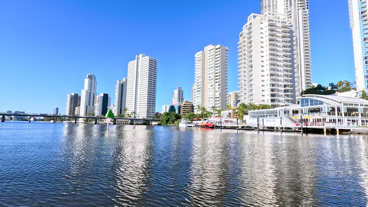 도시 스카이라인을 볼 수 있는 경치 좋은 강 항해