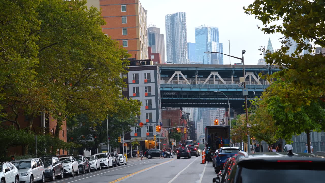 New York, USA, 1 agosto 2025: Grattacieli e strada sopraelevata a Manhattan