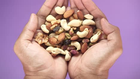 un puñado de nueces mezcladas